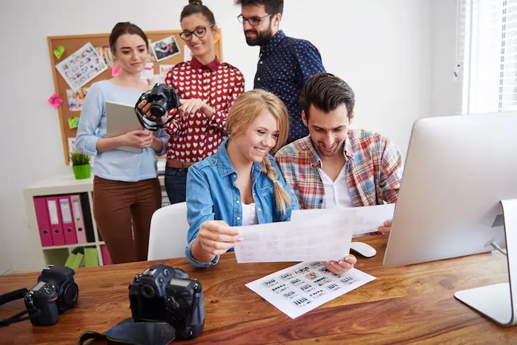 Social Advertising for Financial Decision-Maker